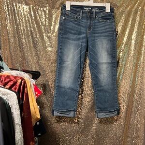 Measures 26 inch waist Denizen from Levi’s modern skinny crop jeans - so cute!!